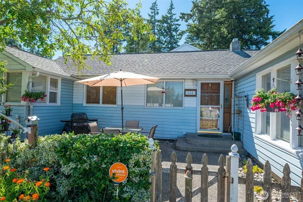 $525,000 | 685 Northeast Regatta Drive, Oak Harbor, WA 98277