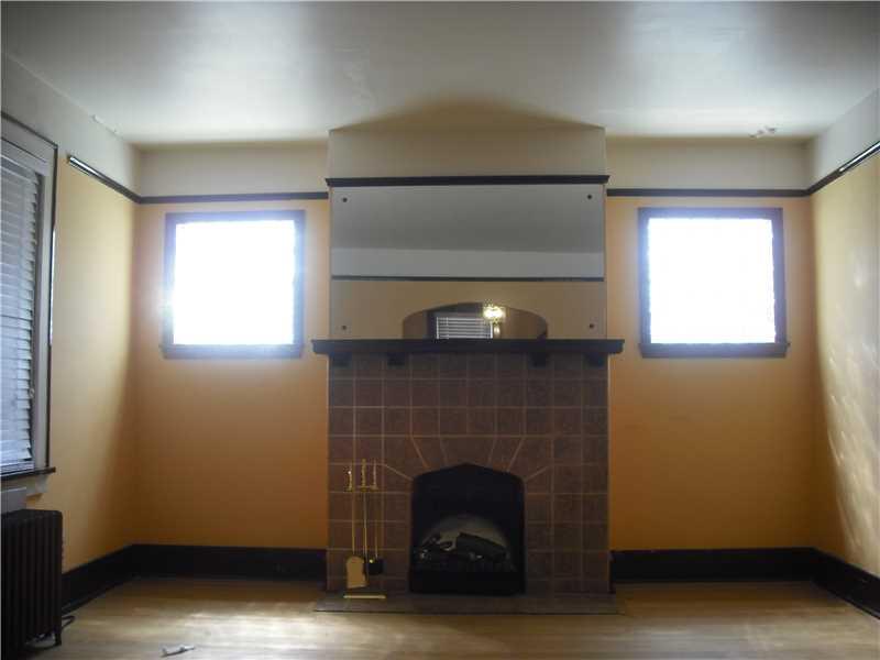 2901 Middletown Road Pittsburgh, PA 15204 - Photo 3 of 20 Living Room.