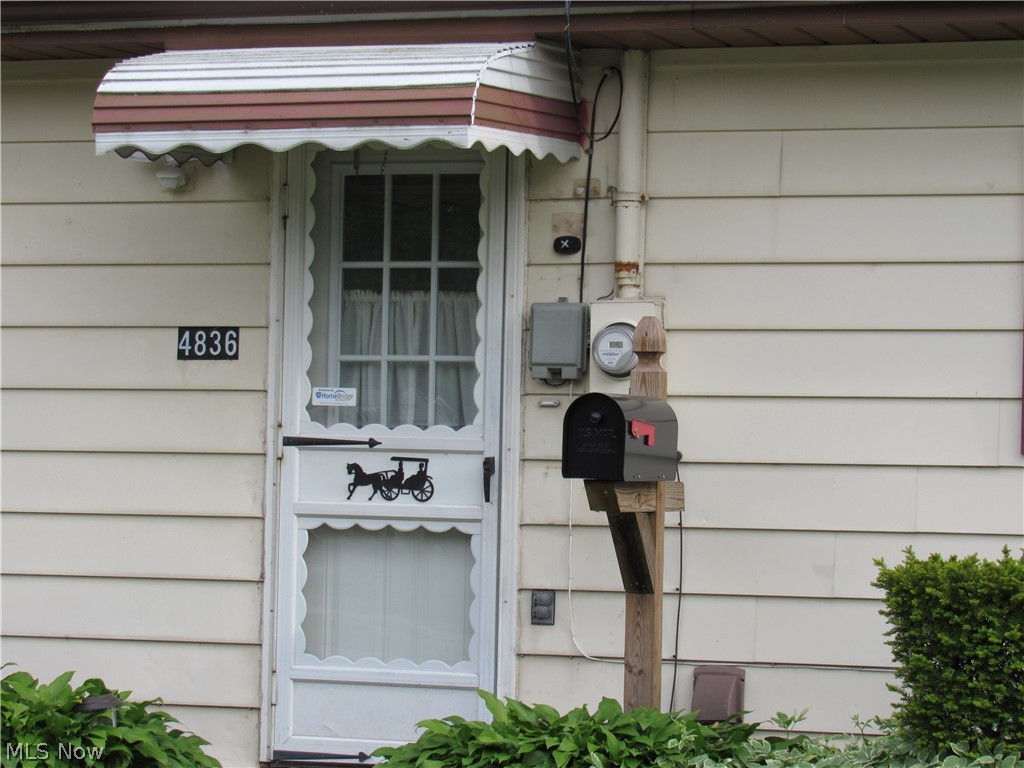 4836 Forest Road Mentor, OH 44060 - Photo 28 of 31 Side door with mailbox!
