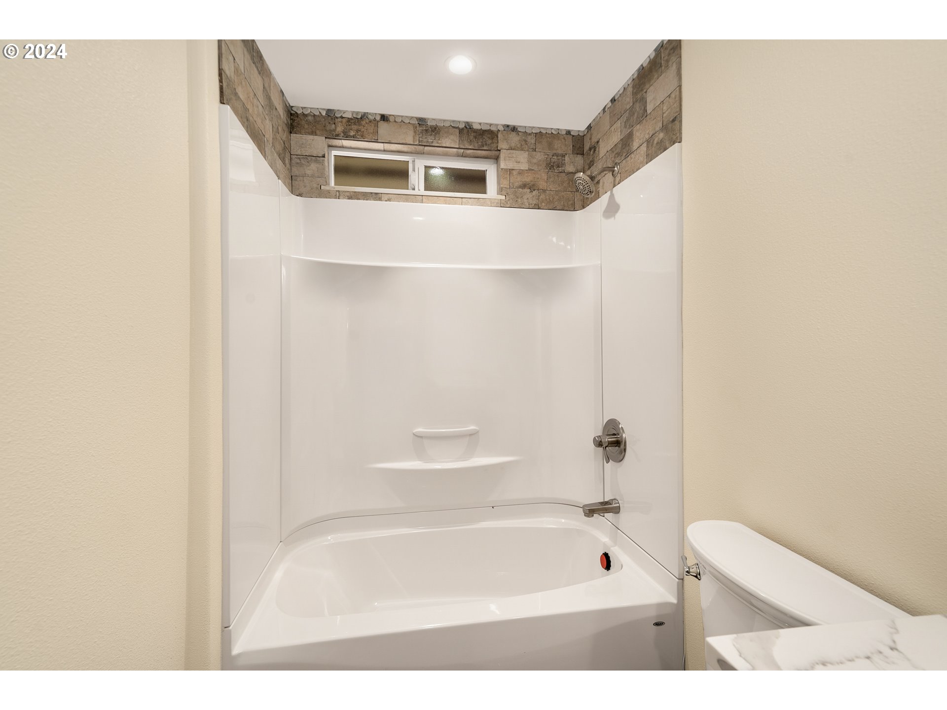 10271 Shaff Road Southeast Aumsville, OR 97325 - Photo 24 of 32 a bathroom with a bathtub and a sink