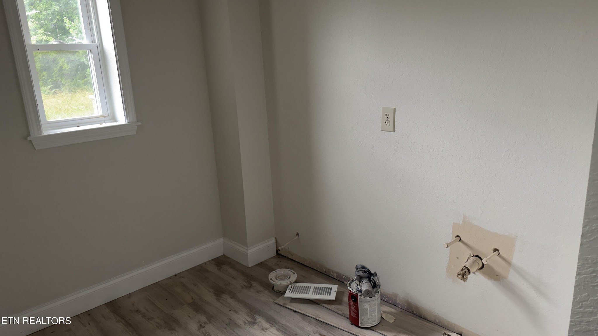 2662 Louisville Road Maryville, TN 37801 - Photo 33 of 60 a room with a window