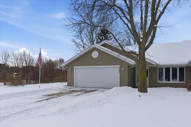 $329,900 | 1079 South Pointe Drive, Hastings, MN 55033