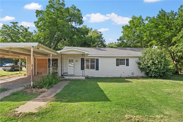 $199,000 | 1215 West 9th Street, Clifton, TX 76634