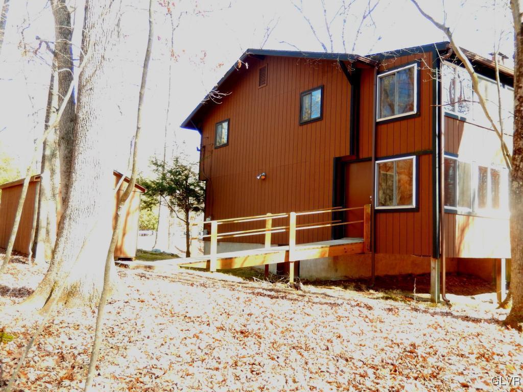 6122 Decker Road Bushkill, PA 18324 - Photo 33 of 33 a backyard of a house