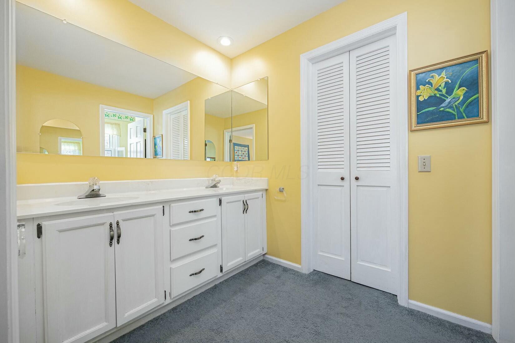 4446 Dublin Road Columbus, OH 43221 - Photo 20 of 62 1st floor primary suite bath