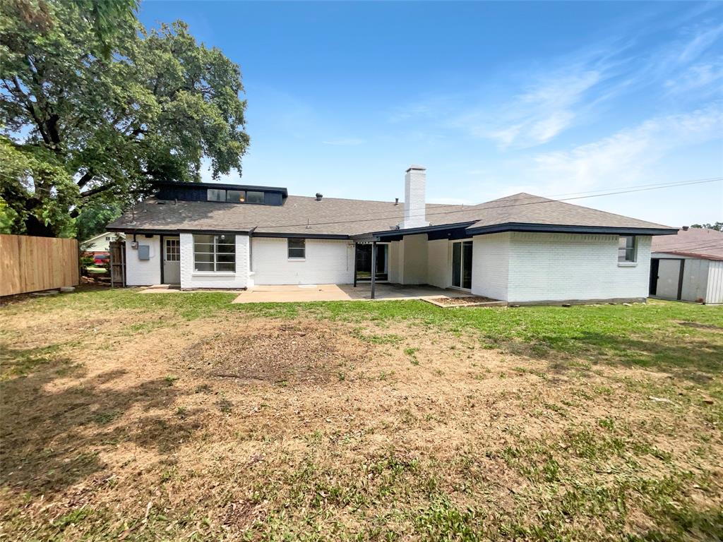 3925 Wedgworth Road South Fort Worth, TX 76133 - Photo 5 of 15 a front view of a house with garden