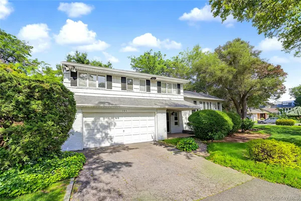 $1,290,000 | 105 Serpentine Lane, Albertson, NY 11507
