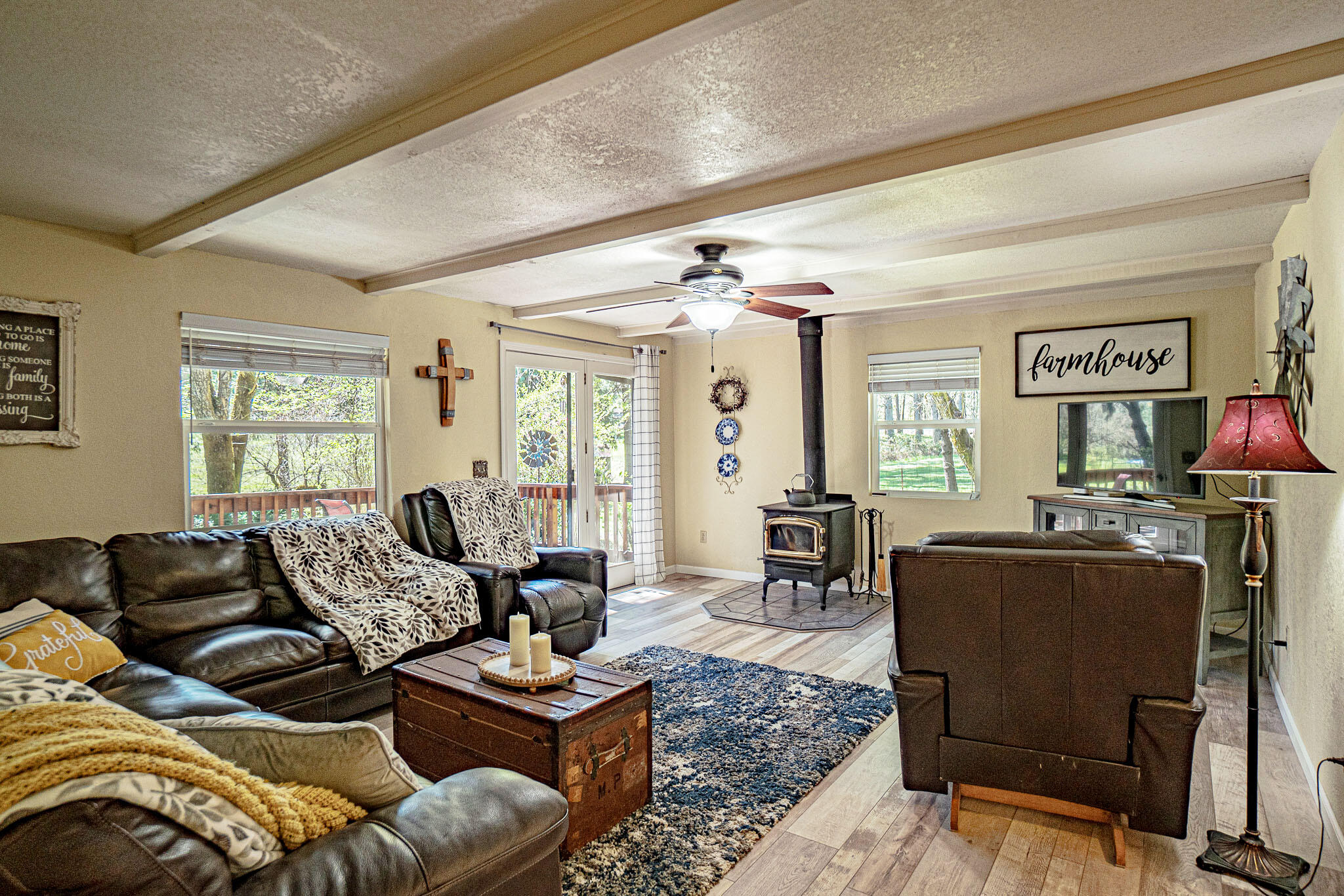 1035 Minthorne Road Rogue River, OR 97537 - Photo 13 of 41 Living Room has easy access to a nice deck & beautiful backyard