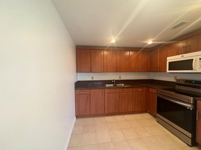 1023 Hythe B, Unit 1023 Boca Raton, FL 33434 - Photo 4 of 8 hytheb5