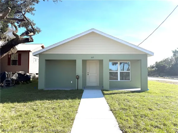 a view of a house with backyard