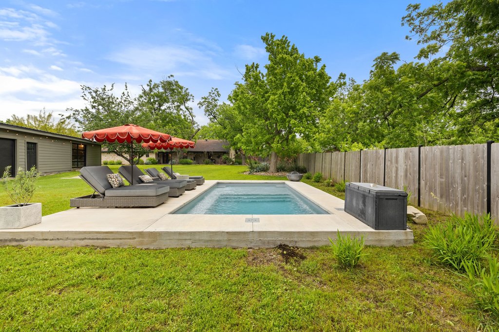 302 South Schramm Road Granger, TX 76530 - Photo 27 of 33 a view of a garden with an outdoor space
