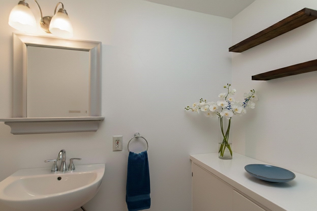 598 Bay Road Hamilton, MA 01982 - Photo 17 of 38 Gallery Image 17