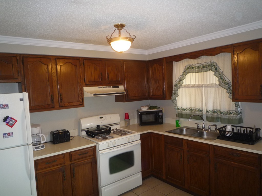 394 Hancock Street Fall River, MA 02721 - Photo 4 of 21 Gallery Image 4