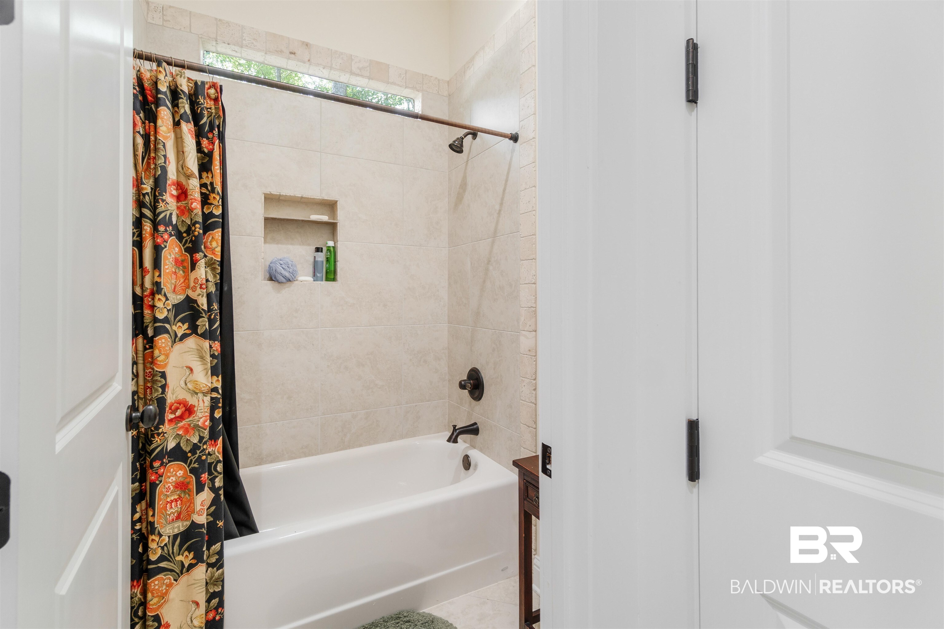 11281 Redfern Road Daphne, AL 36526 - Photo 50 of 80 Bathroom with shower / tub combo