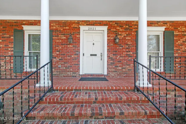 $299,900 | 2021 Cherokee Drive, Jackson, MS 39211