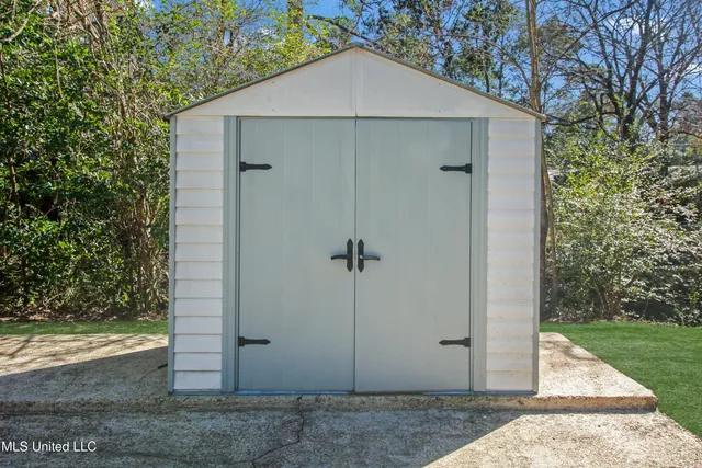 $299,900 | 2021 Cherokee Drive, Jackson, MS 39211