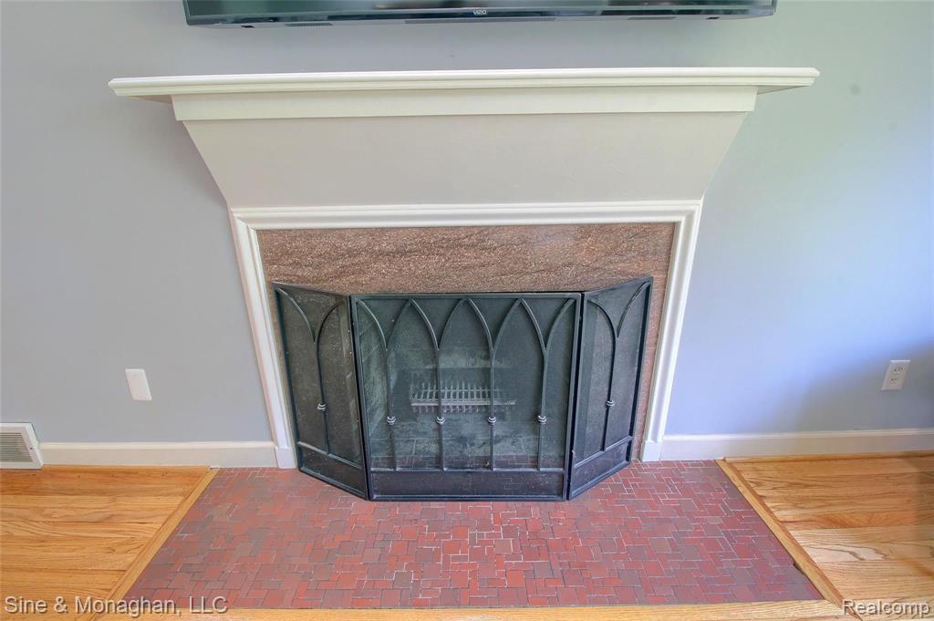 1985 Oxford Road Grosse Pointe Woods, MI 48236 - Photo 4 of 30