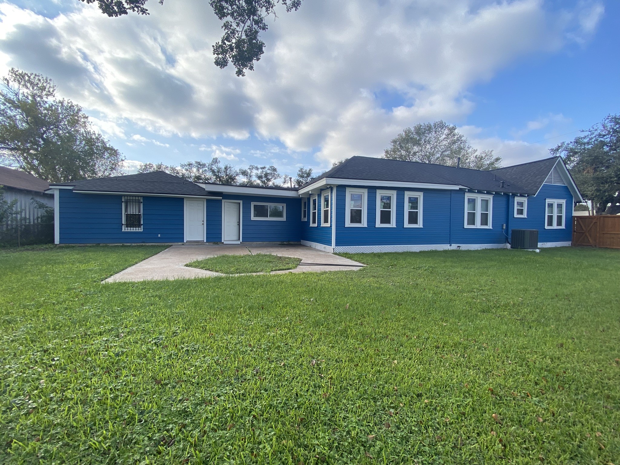 628 King Street Houston, TX 77022 - Photo 24 of 24 Home sits on two combined lots of 9600 sqft great for gatherings and outdoor activities.