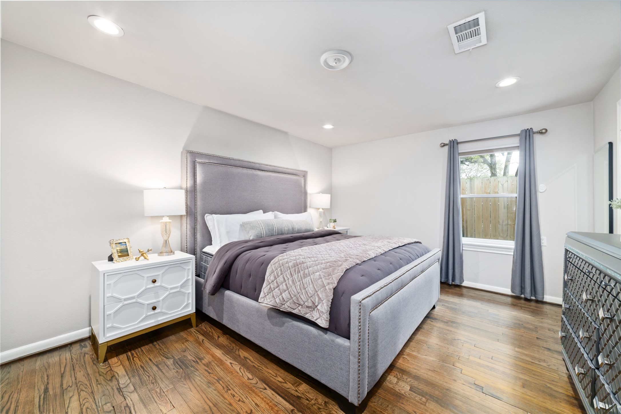 10607 Chimney Rock Road Houston, TX 77096 - Photo 25 of 35 Blackout and sheer shades on WiFi control your mornings without getting out of bed. You can wake up slow with filtered light or keep it completely dark. It’s set up for real rest.