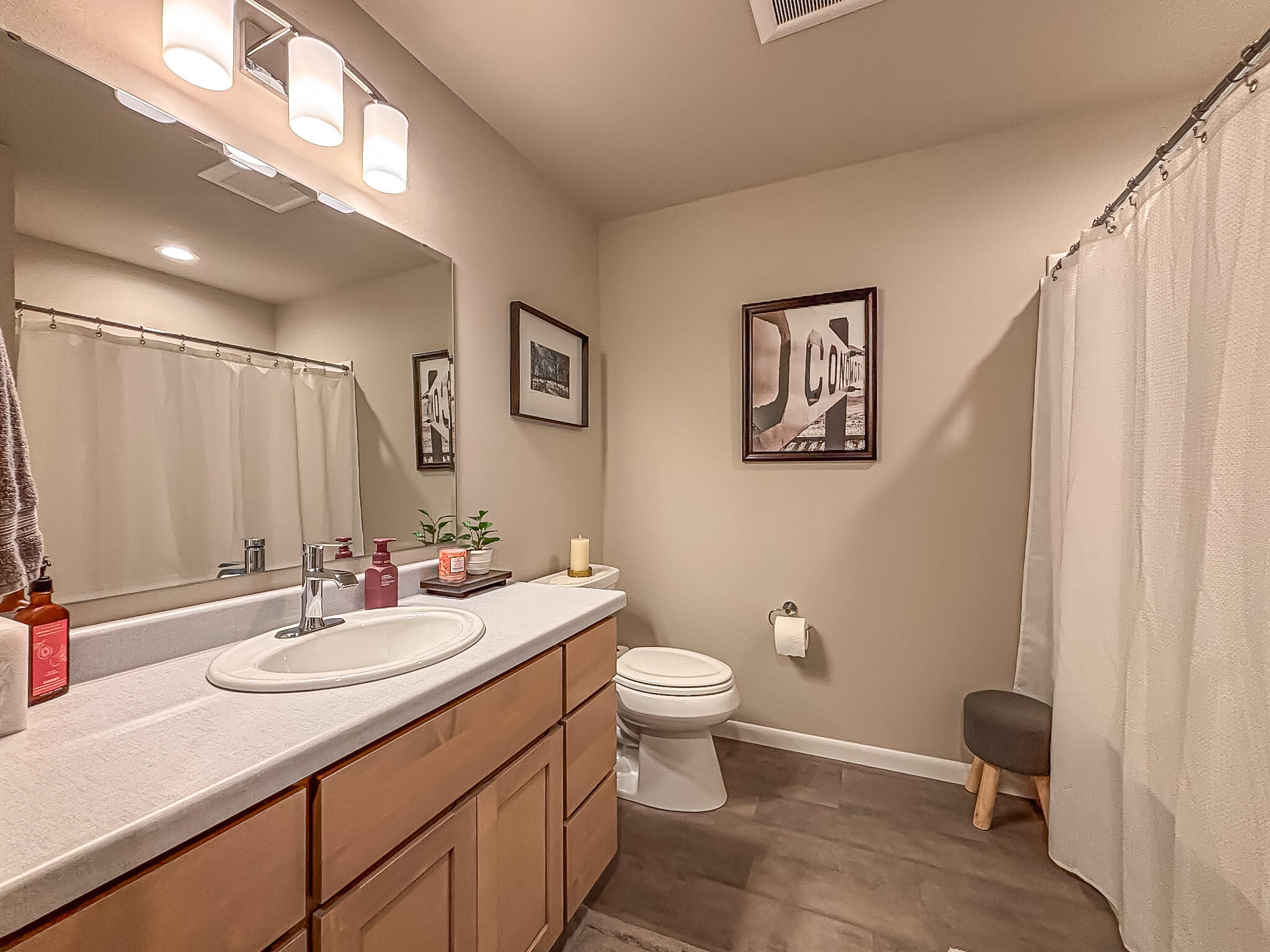 957 Elderberry Road Oconomowoc, WI 53066 - Photo 7 of 30 Guest Bath