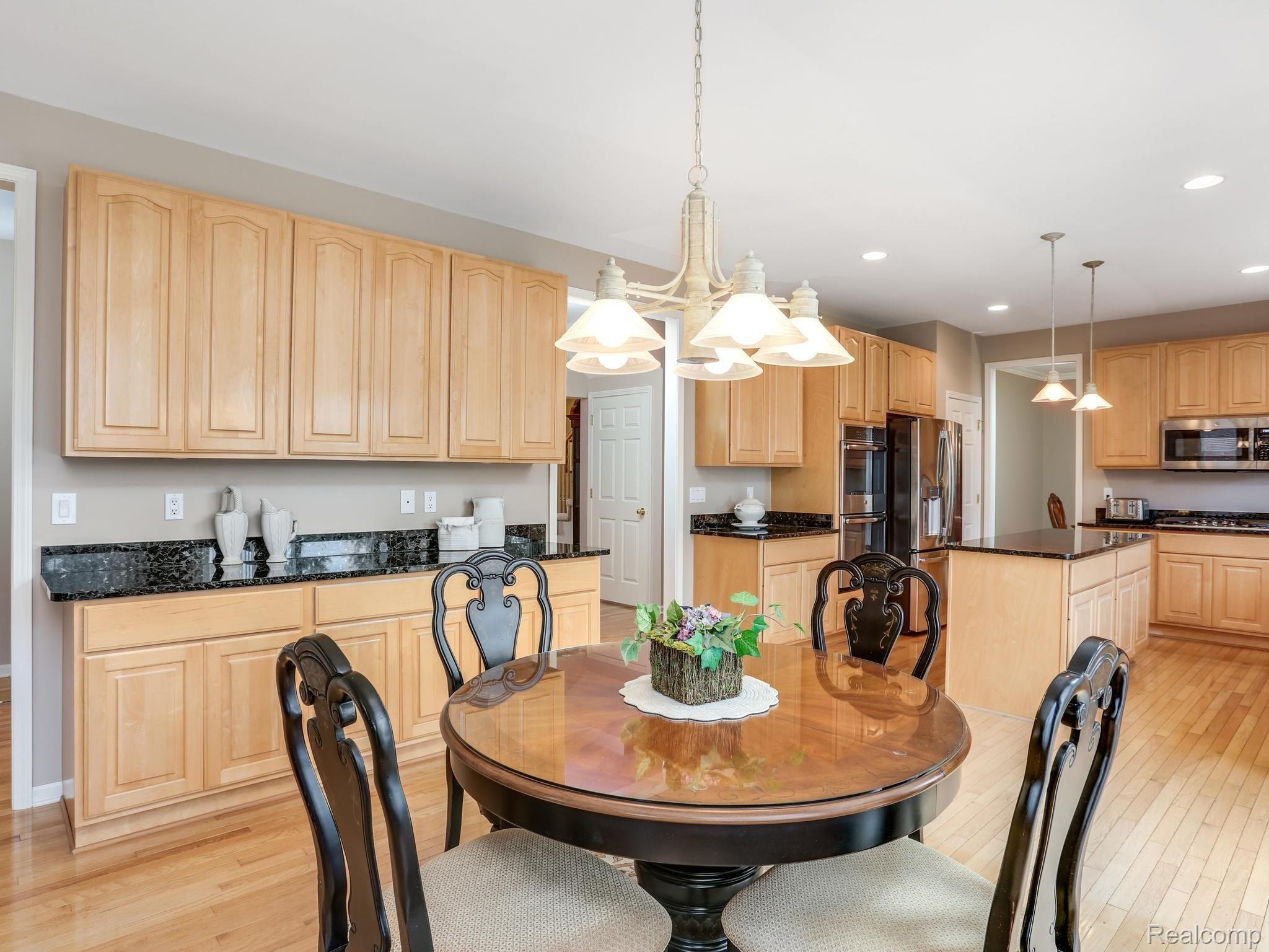 4546 Woodcliff Court Rochester, MI 48306 - Photo 13 of 43 Breakfast Nook