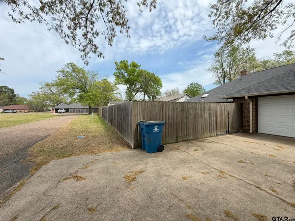 $2,600 | 2304 Deanna Avenue, Mount Pleasant, TX 75455