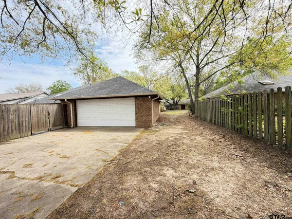 $2,600 | 2304 Deanna Avenue, Mount Pleasant, TX 75455