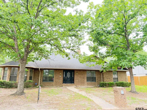 $2,450 | 2304 Deanna Avenue, Mount Pleasant, TX 75455