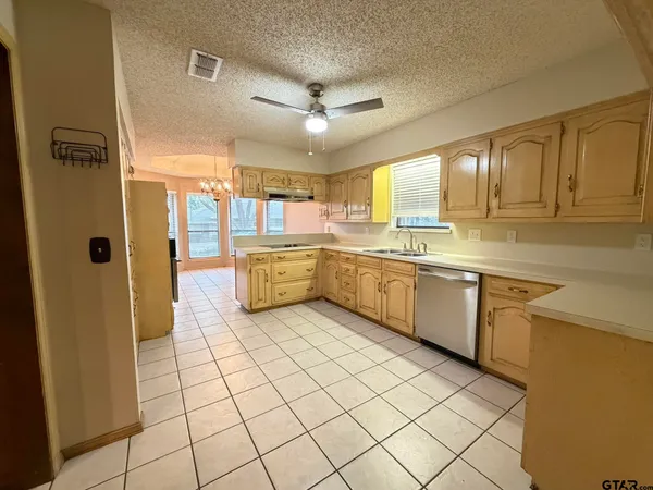 $2,600 | 2304 Deanna Avenue, Mount Pleasant, TX 75455