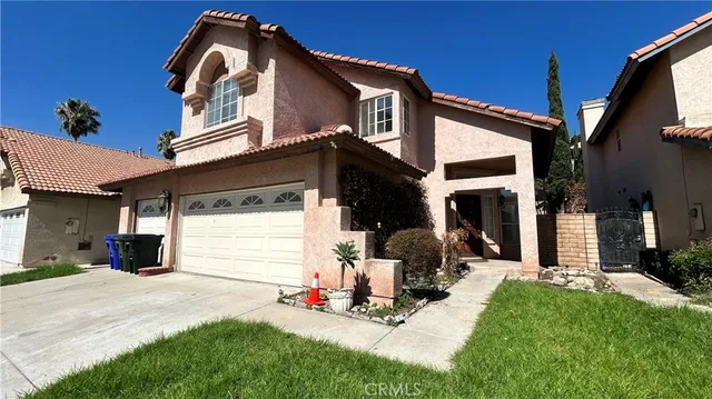 a view of a house with backyard and sitting area