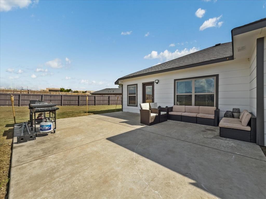 14201 Bridgeview Lane Dallas, TX 75253 - Photo 20 of 26 a living room with furniture