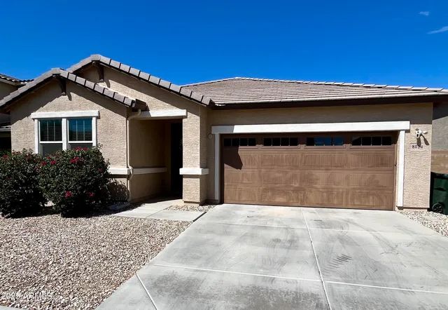 a view of backyard of the house