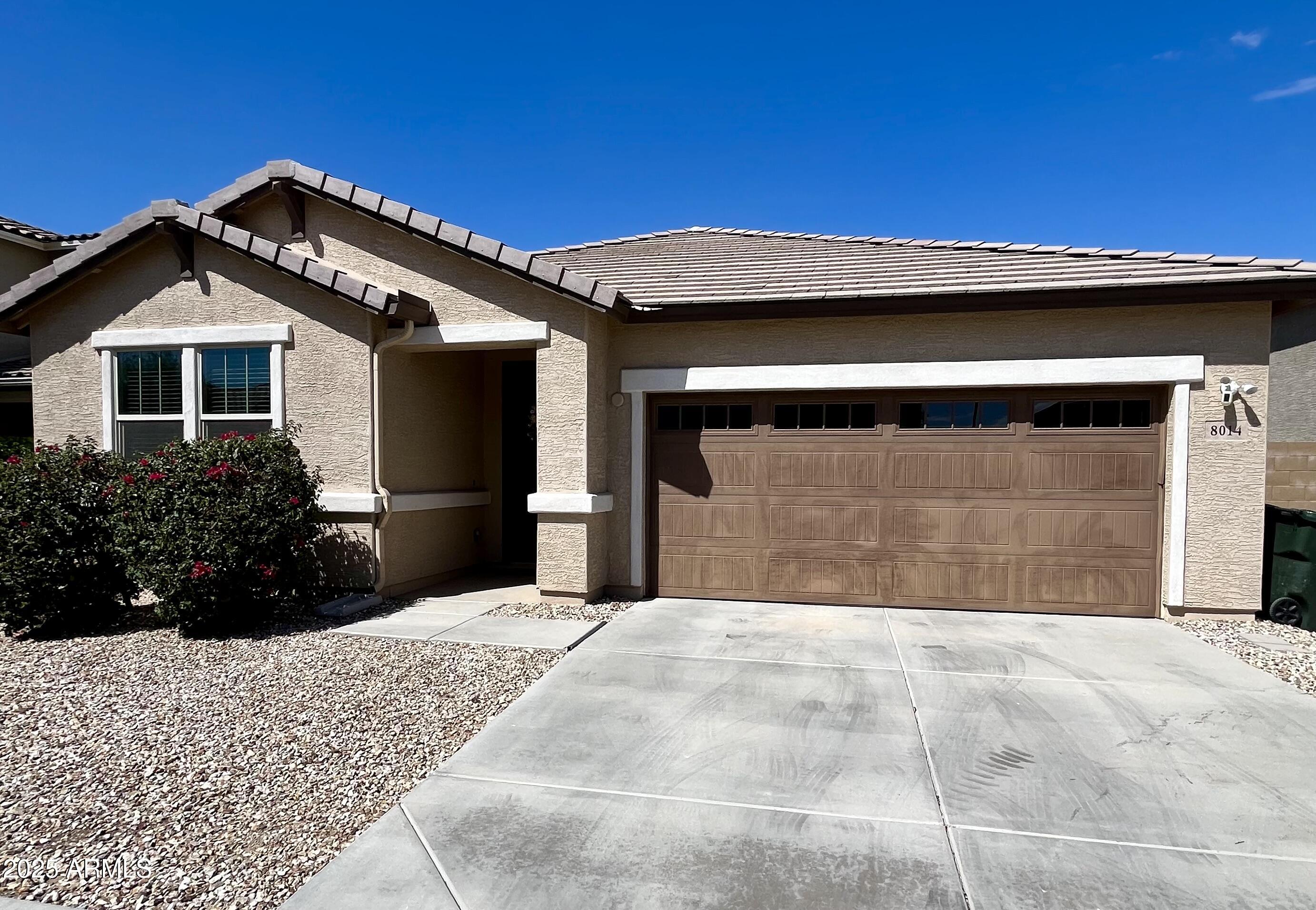 a view of backyard of the house