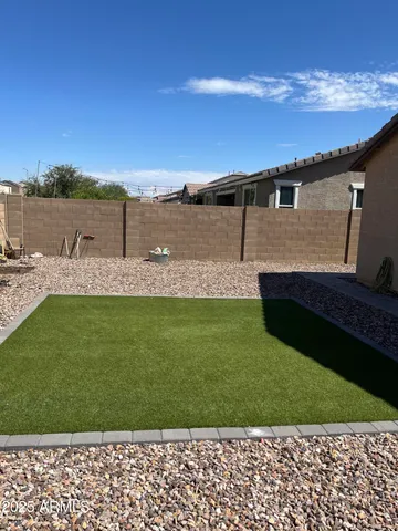 a view of a backyard