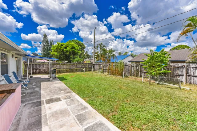 a view of a backyard with pathway