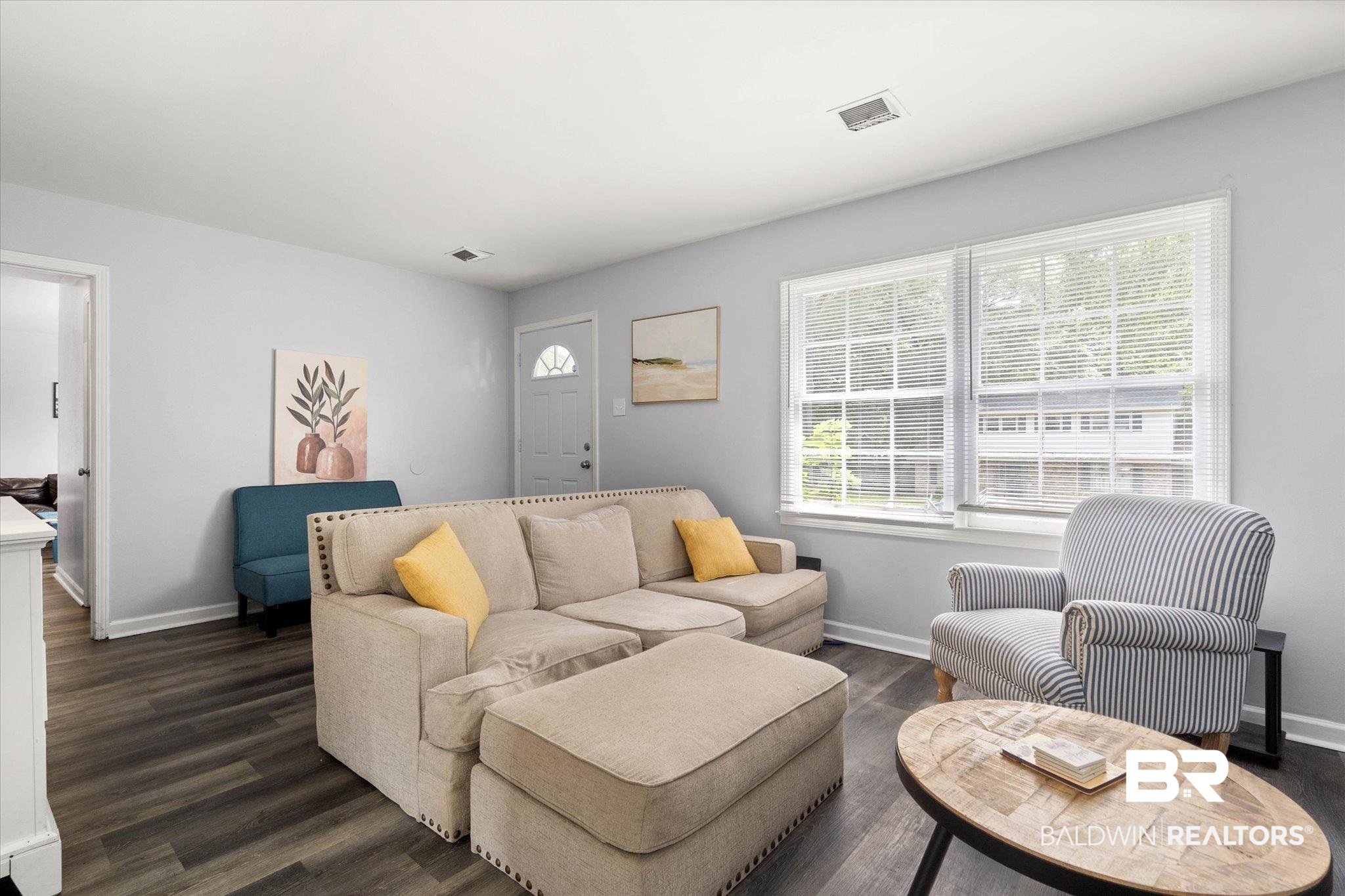 317 Syracuse Street Mobile, AL 36608 - Photo 2 of 27 Living Room
