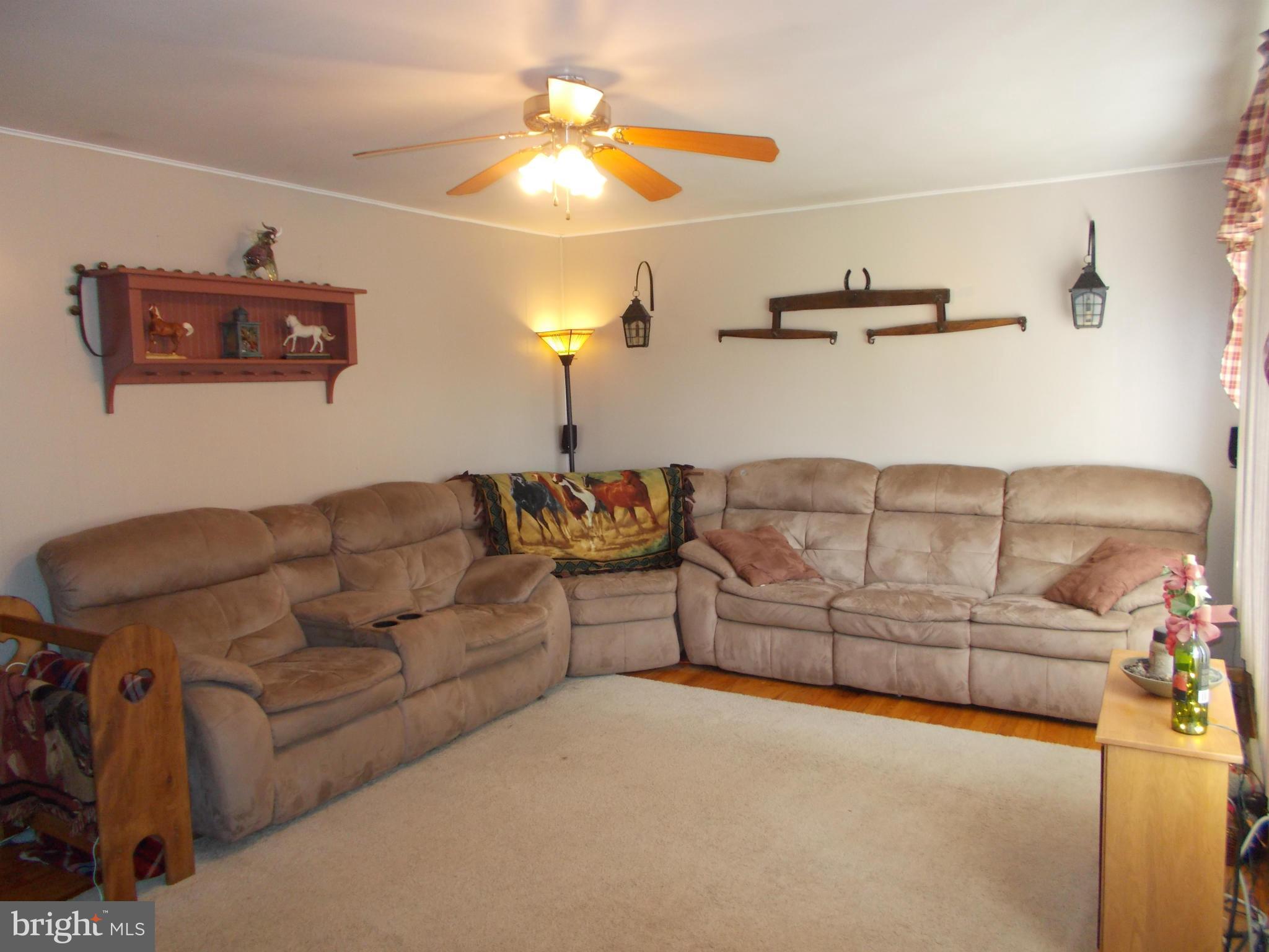 13159 Edgemont Road Smithsburg, MD 21783 - Photo 3 of 30 Living Room