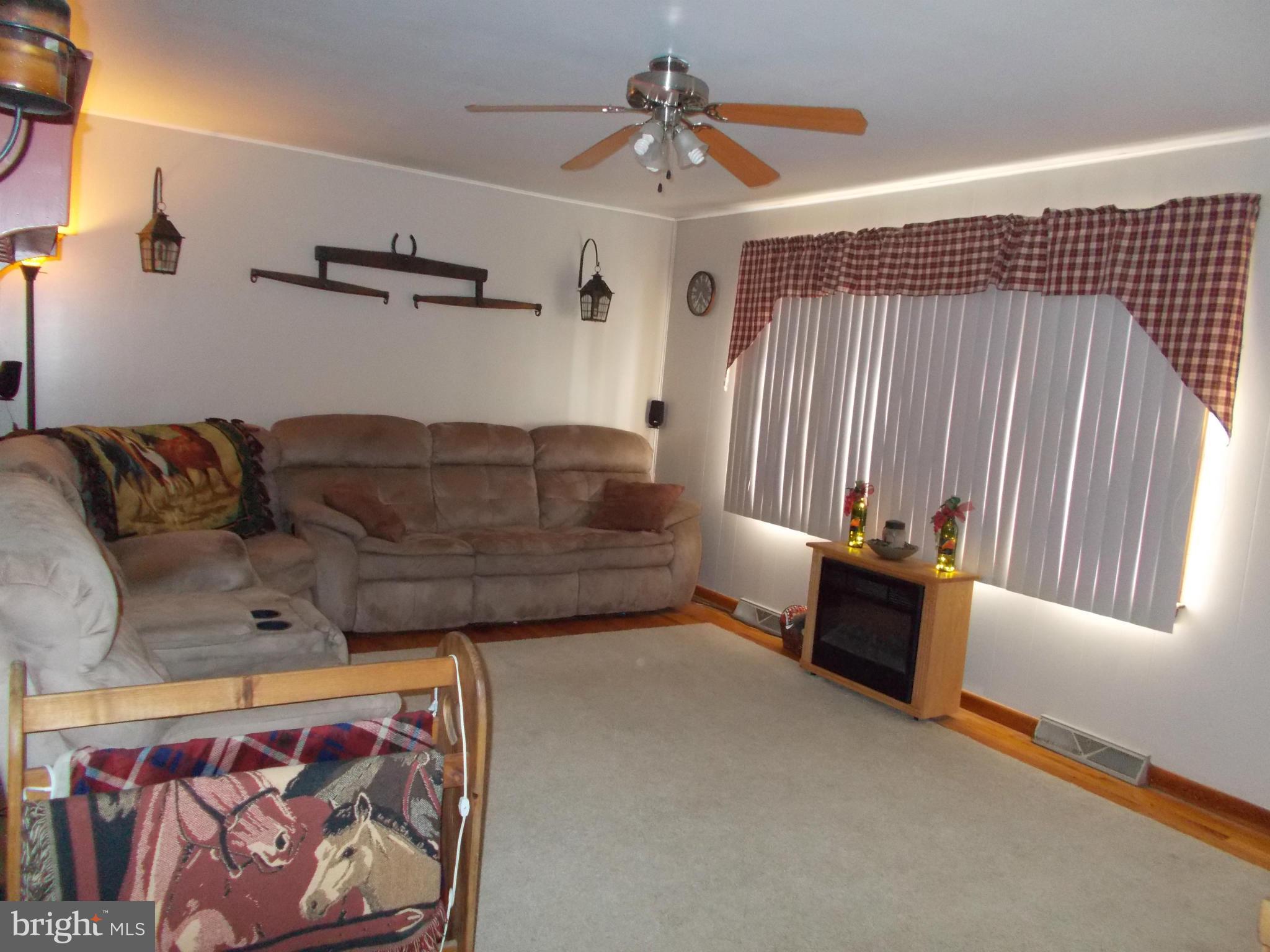 13159 Edgemont Road Smithsburg, MD 21783 - Photo 4 of 30 Living Room