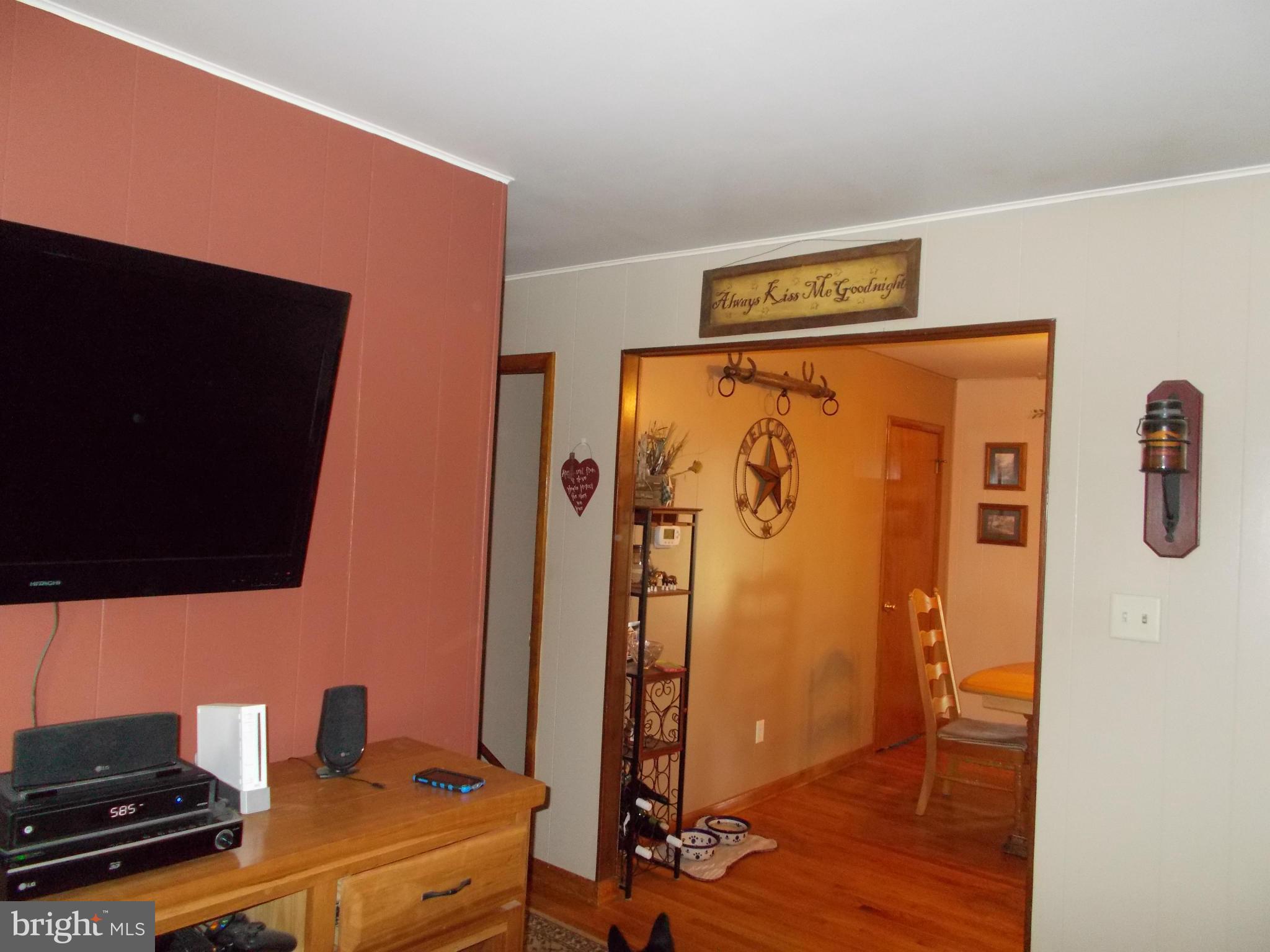 13159 Edgemont Road Smithsburg, MD 21783 - Photo 5 of 30 Living Room
