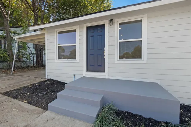 a view of house with backyard