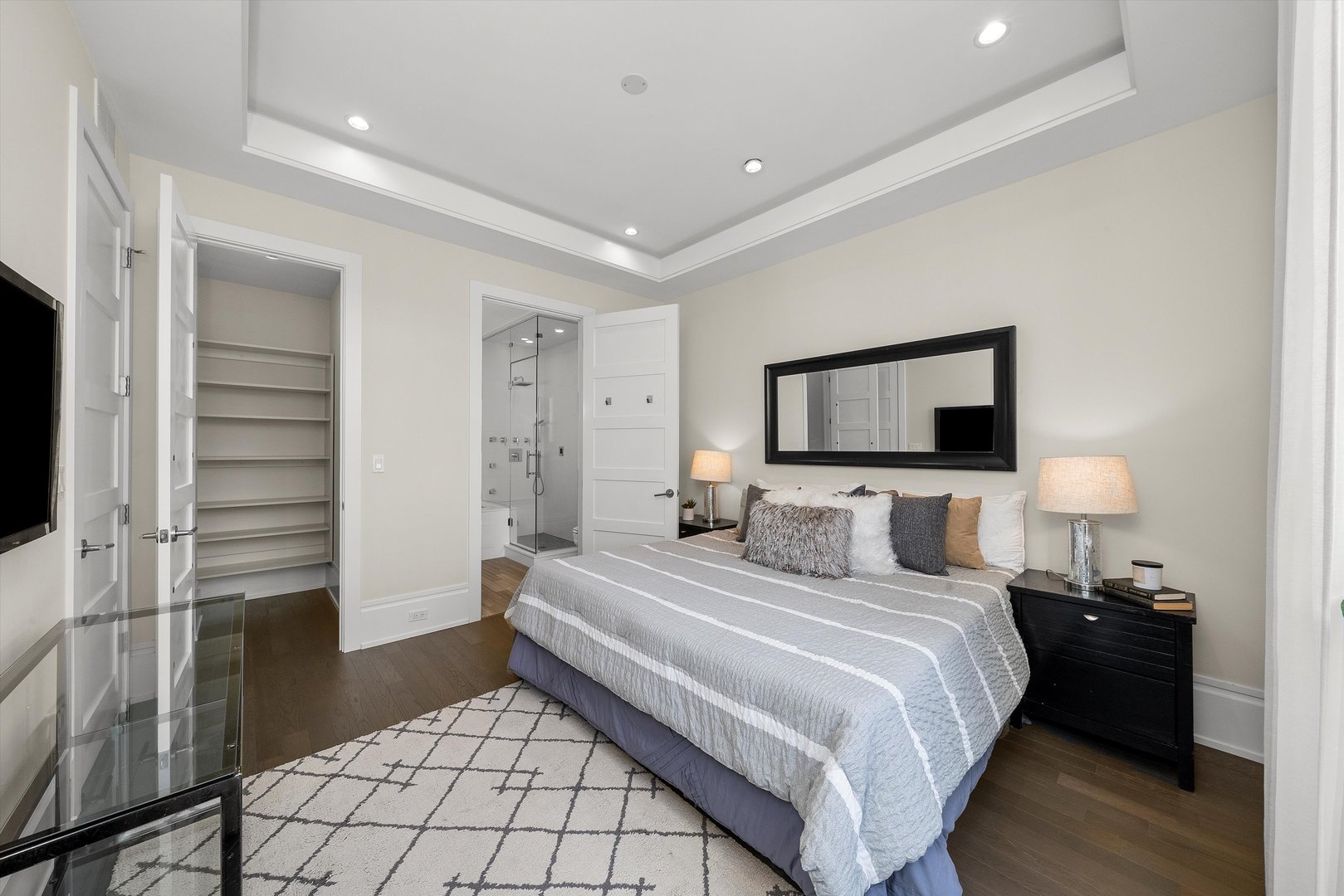 1258 North Milwaukee Avenue, Unit 3N Chicago, IL 60622 - Photo 18 of 36 a bedroom with a bed and a lamp