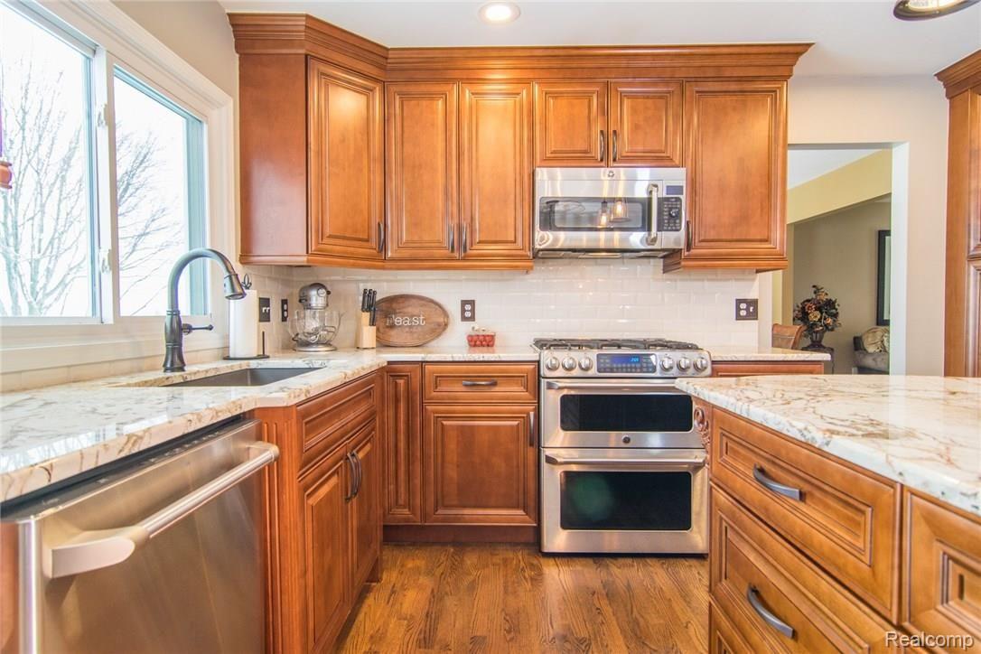 3149 Courtfield Drive Rochester, MI 48309 - Photo 8 of 58 DSC_1321.jpg