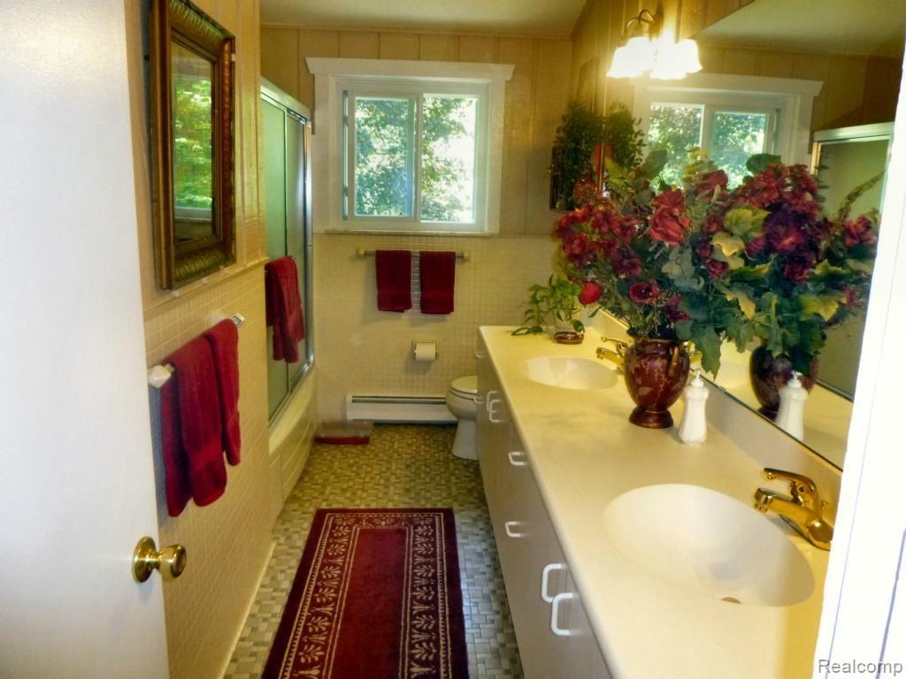 1329 Dutton Road Rochester, MI 48306 - Photo 19 of 26 Bathroom.jpg