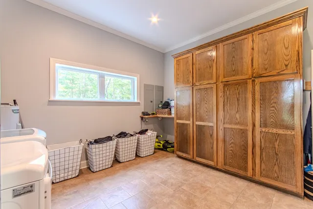 a view of a livingroom with lounge chair