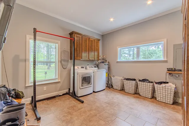 a view of livingroom with furniture