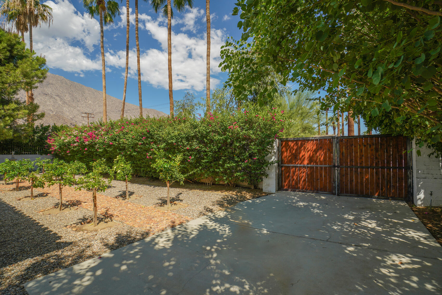 439 East Sonora Road Palm Springs, CA 92264 - Photo 7 of 26 20250903191110118783000000-o