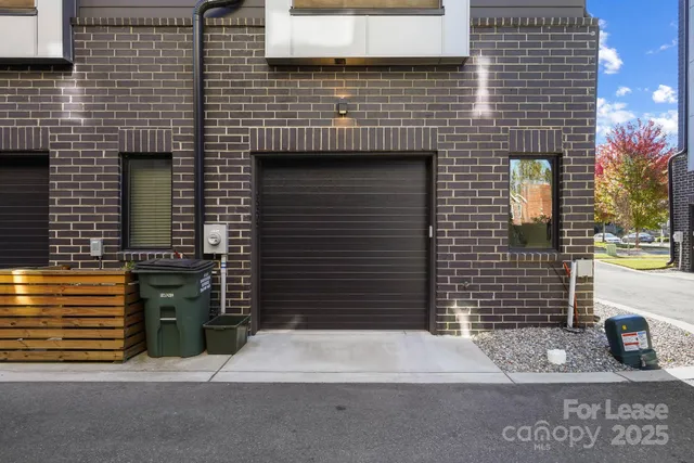 a view of a big room with closet and windows