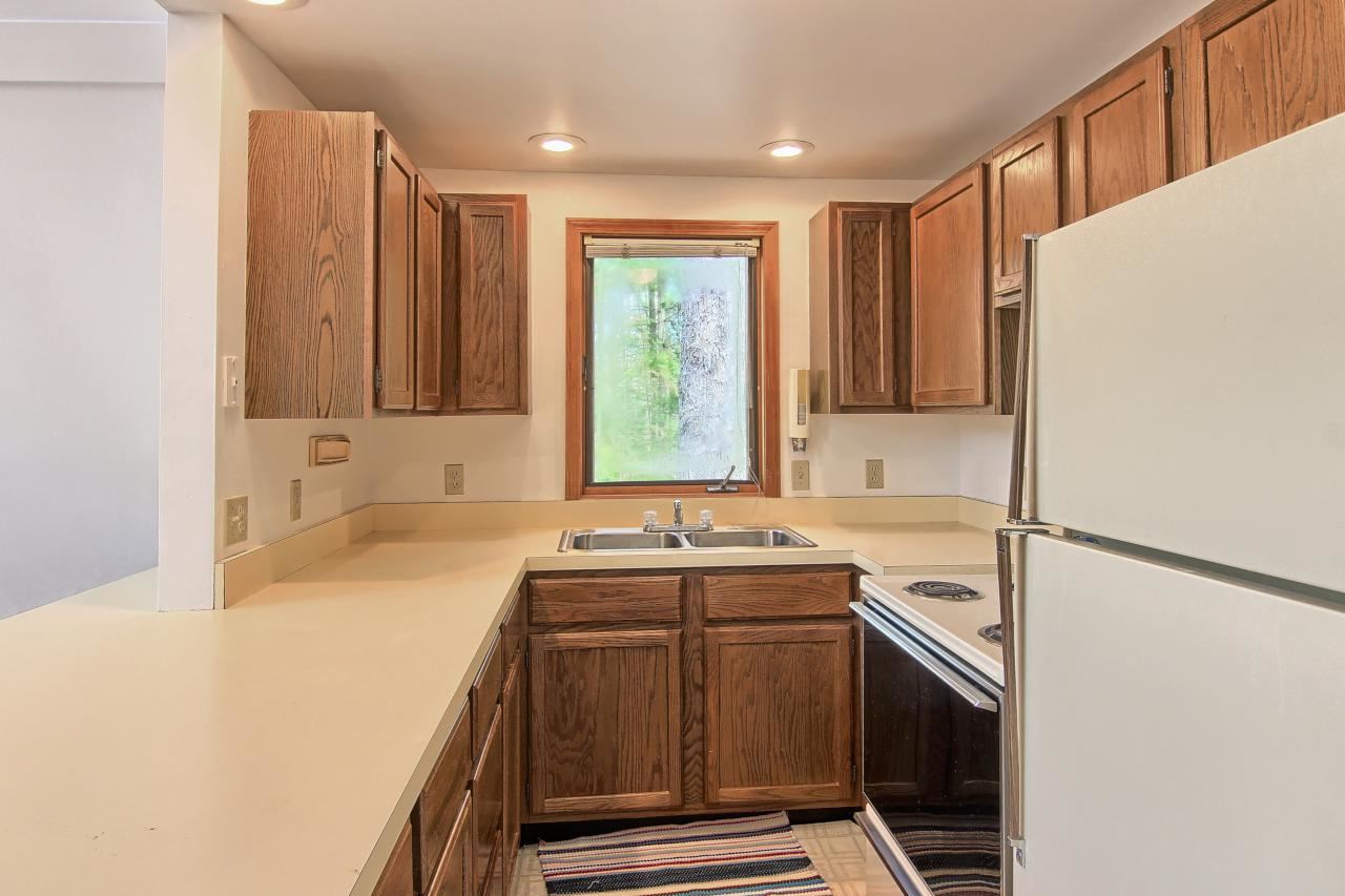 914 Ridge Road Beulah, MI 49617 - Photo 10 of 32 1845923-9.JPG
