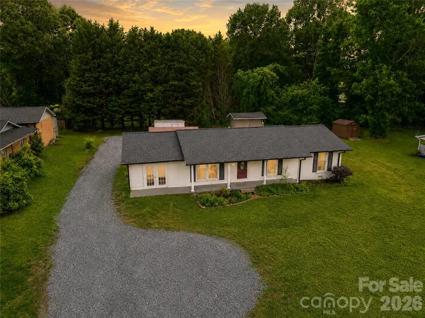 $300,000 | 2121 24th Street Northeast, Hickory, NC 28601
