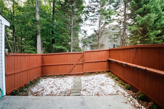 a view of a backyard